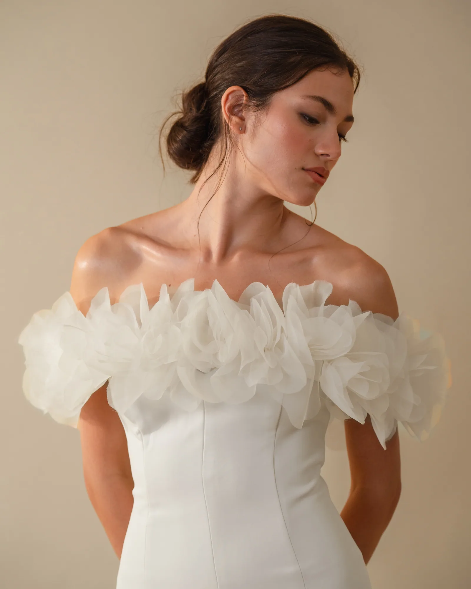 Vestido de noiva Estefânia, com pala de flores 3D, visto de frente